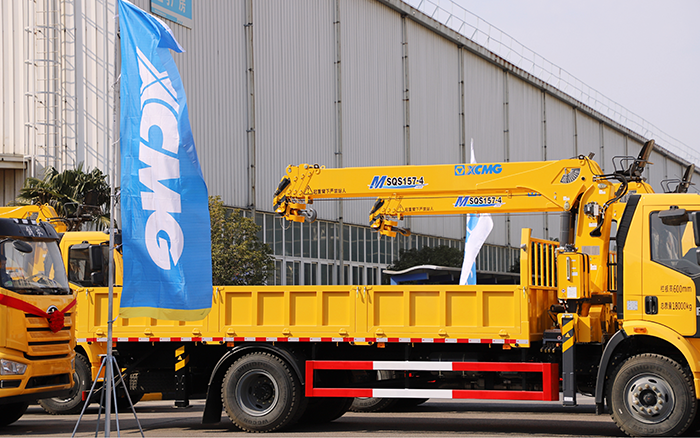 助力城市建设新征程！js1996官网随车起重机M SQS157-4批量发车 